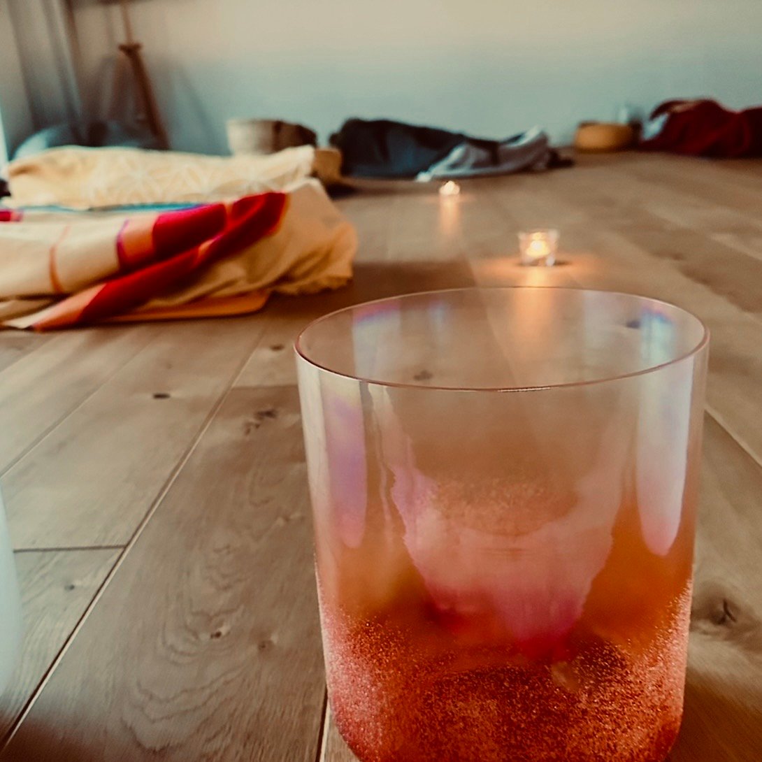 Glas-Klangschale im Kerzenschein